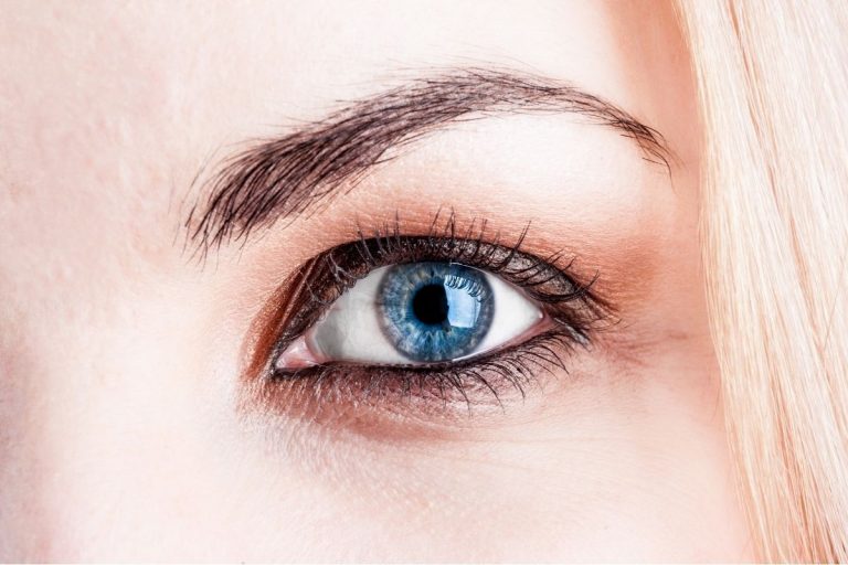 Kobieta przed zabiegiem na opadające powieki w Gabinecie Derm-Estetyka w Gdyni