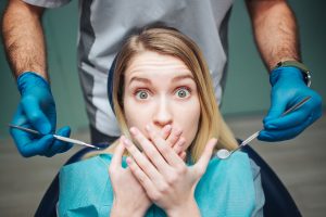 W jakich przypadkach skorzystać z pomocy chirurga dentystycznego?
