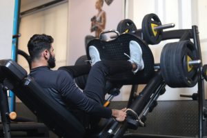 Trening nóg na siłowni - najlepszy plan i ćwiczenia z trenerem personalnym
